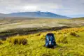 Rucksack in einer Vulkanlandschaft