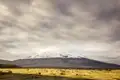Panoramablick auf einen schneebedeckten Vulkan und die umliegende Landschaft.