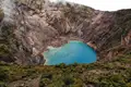Kratersee in einem Vulkankrater.