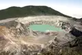 Türkisfarbener Kratersee in einem Vulkan.
