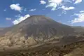 Ansicht eines Vulkans mit seiner umliegenden Landschaft.