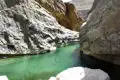 Ein Schwimmer genießt das erfrischende Wasser in einer tiefen Schlucht.