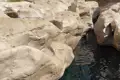 Wasserbecken in einer engen Schlucht.