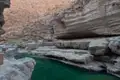Grüner Fluss in einer felsigen Schlucht.