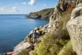Wanderer auf einem Küstenpfad mit Blick auf das Meer.