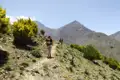Wanderer auf einem Bergpfad in den Bergen.