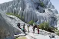Wanderer machen eine Pause vor einer zerklüfteten Felsformation während ihrer Wanderung.