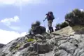 Wanderer besteigt Bergpfad