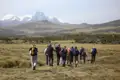 Wandergruppe auf einem Bergpfad.
