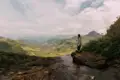 Panoramablick vom Wasserfall auf die Hügellandschaft.