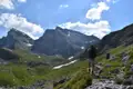 Wanderer auf einem Bergpfad mit Blick auf die Gipfel.