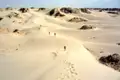 Wanderer auf einer Dünenwanderung in der Wüste.