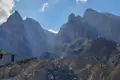 Felsige Berglandschaft mit steilen Gipfeln unter blauem Himmel.