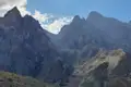Felsige Berglandschaft unter bewölktem Himmel.