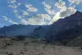 Berglandschaft mit bewölktem Himmel.