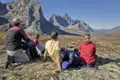 Wanderer machen eine Pause während ihrer Bergtour und bewundern die Landschaft.