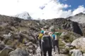 Wanderer auf einem Bergpfad in den Anden.