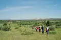 Wandergruppe auf einem Wanderweg in einer natürlichen Landschaft.