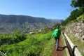 Wanderer auf einem Levada-Weg mit Blick auf das Tal.