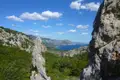 Felsige Landschaft mit Blick auf die Küste.