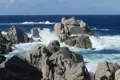 Wellen, die gegen die Felsen an der Küste prallen.