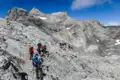 Wanderer auf einem felsigen Bergpfad in den Bergen.