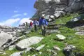 Wanderer auf einem Pfad durch eine felsige Landschaft mit ungewöhnlichen Gesteinsformationen.