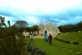 Wanderer auf dem Weg zu den Trulli.