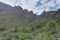 Felsige Berge mit spärlicher Vegetation.