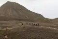 Wanderer auf einem Bergpfad während einer Wanderung.