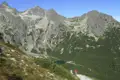 Wanderer auf einem Bergpfad in der Hochgebirgslandschaft.