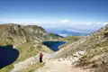 Wanderweg zu einem Bergsee inmitten einer Berglandschaft.