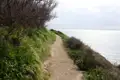 Wanderweg entlang der Küste mit Meerblick.