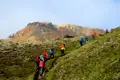 Wanderer mit Rucksäcken auf einem Bergpfad.