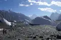 Wanderer auf einer Gletscherlandschaft.