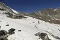 Wanderer auf einem schneebedeckten Bergpfad in den Bergen.
