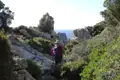 Wanderer auf einem Küstenpfad mit Blick auf das Meer.
