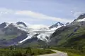 Blick auf einen Gletscher von der Straße aus.
