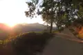 Weg mit Blick auf den Bergsonnenuntergang.