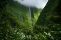 Wasserfall und bewachsene Berge