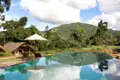 Pool und Hütte mit Blick auf die bewaldeten Hügel.