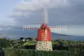 Windmühle mit Blick auf die Küste.