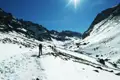 Wanderer auf einem verschneiten Bergpfad.