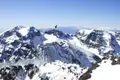 Ausblick auf die verschneiten Bergspitzen.