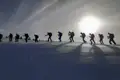 Gruppe von Schneeschuhwanderern auf einer Wintertour.