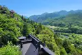 Aussicht von einem Tempel in den Bergen auf die umliegende Landschaft.