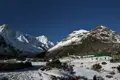 Eine Berghütte in den schneebedeckten Bergen.