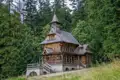 Holzkapelle im Wald