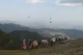 Zwei Personen und ihre Esel auf einer Wanderung in den Bergen.