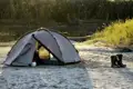 Zelt am Flussufer aufgebaut.